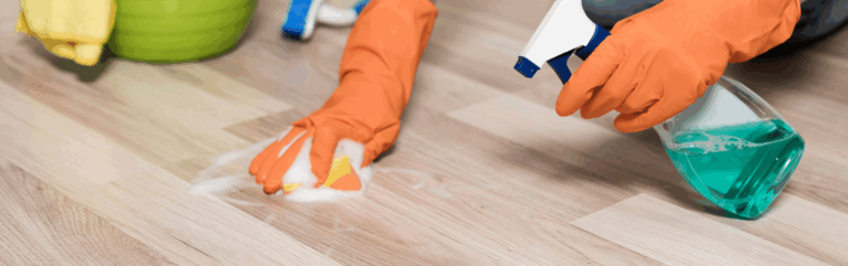 Persona limpiando un suelo de madera
